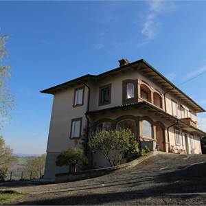 Villa Bifamiliare In Vendita a Baiso