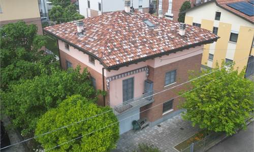 ARCETO VILLA SINGOLA CON GIARDINO COMPOSTA DA 2 ALLOGGI